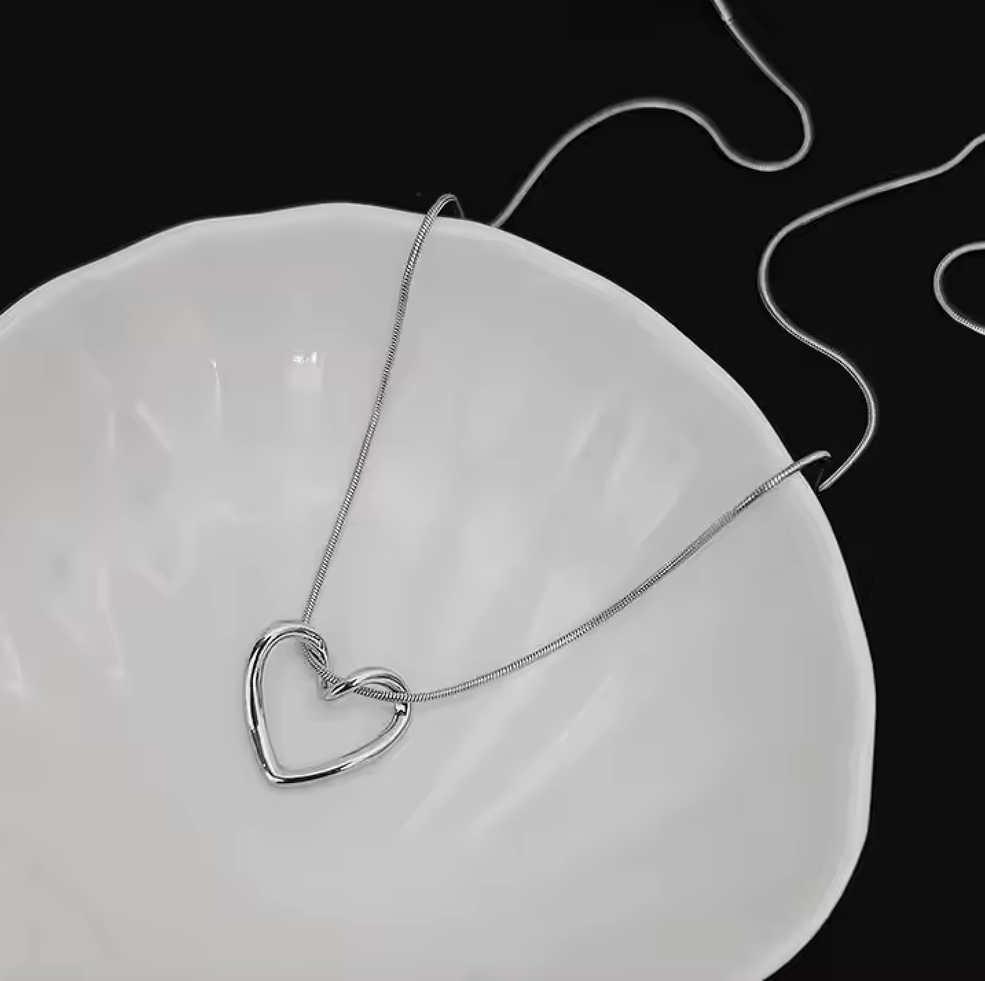 HOLLOW LOVE Necklace