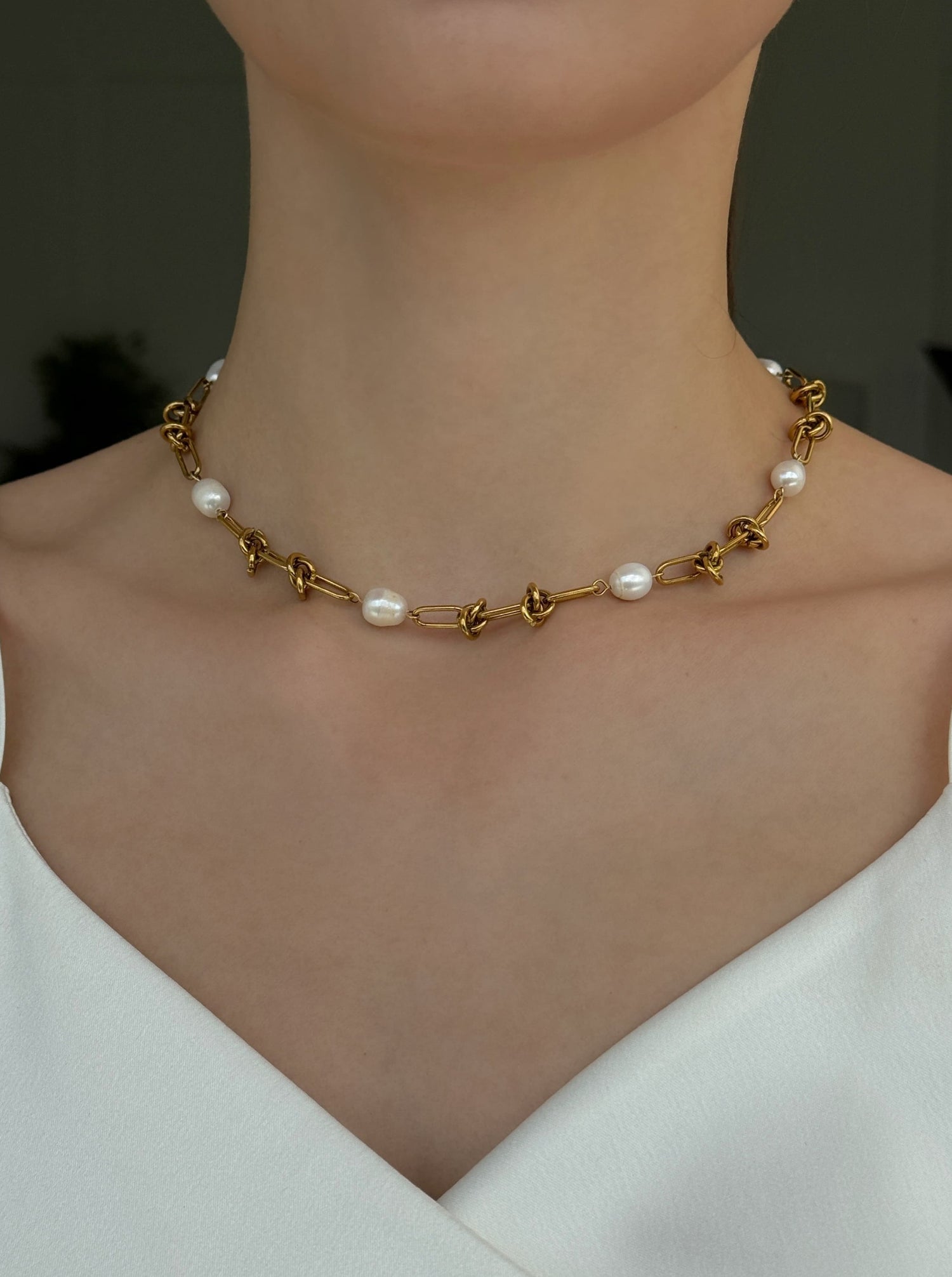 PEARLS AND KNOTS Necklace